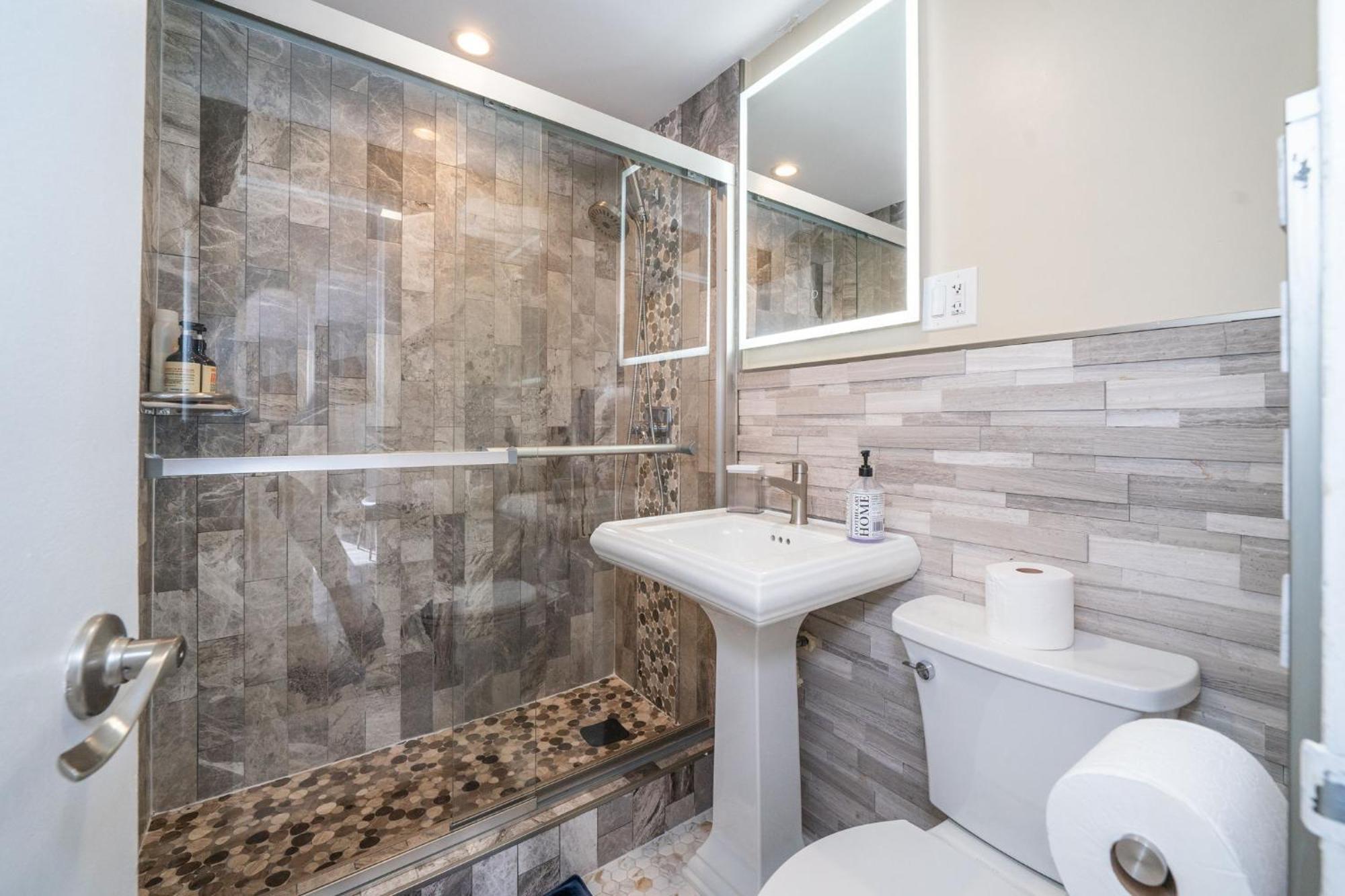 Апартаменты Just Renovated 3 Br/2Bath/ Parking+ Downtown View Атланта Экстерьер фото
